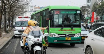 CSGT hướng dẫn người dân nhận diện xe ưu tiên, chủ động nhường đường tránh bị xử phạt