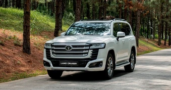 Đắt hơn 130 triệu đồng, Land Cruiser HEV khác gì so với bản thuần xăng?