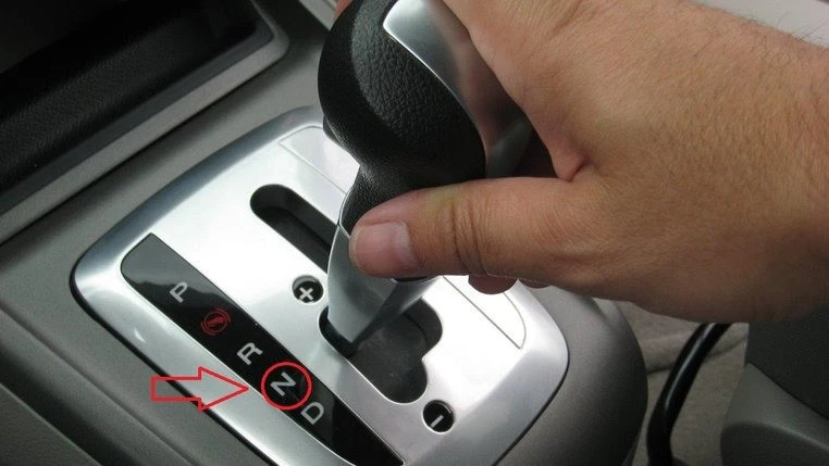 Đi xe số tự động, có nên chuyển từ D về N khi đang chạy để tiết kiệm nhiên liệu?