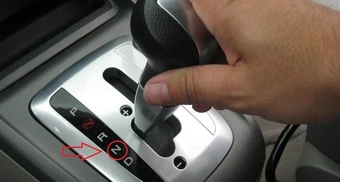 Đi xe số tự động, có nên chuyển từ D về N khi đang chạy để tiết kiệm nhiên liệu?