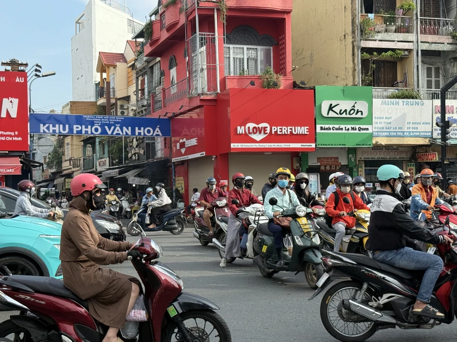 Kiểu phanh sai lầm của người Việt khi đi xe máy Kiểu phanh sai lầm của người Việt khi đi xe máy