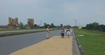 Lái xe qua đường phơi đầy thóc lúa, rơm rạ mùa gặt, tài xế cần lưu ý gì?