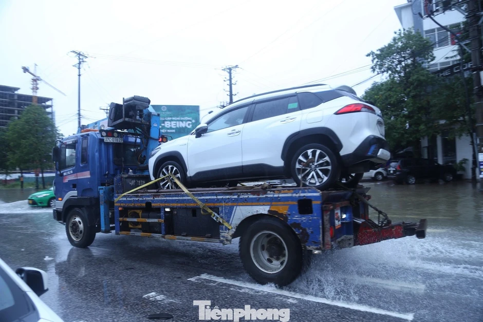 Lưu ý an toàn khi lái xe ô tô qua vùng ngập Lưu ý an toàn khi lái xe ô tô qua vùng ngập