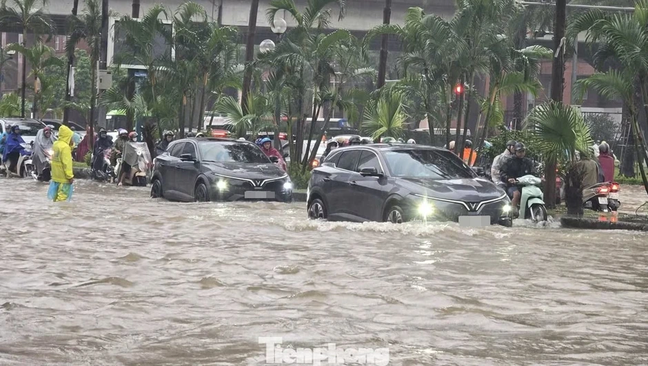 Lưu ý an toàn khi lái xe ô tô qua vùng ngập Lưu ý an toàn khi lái xe ô tô qua vùng ngập