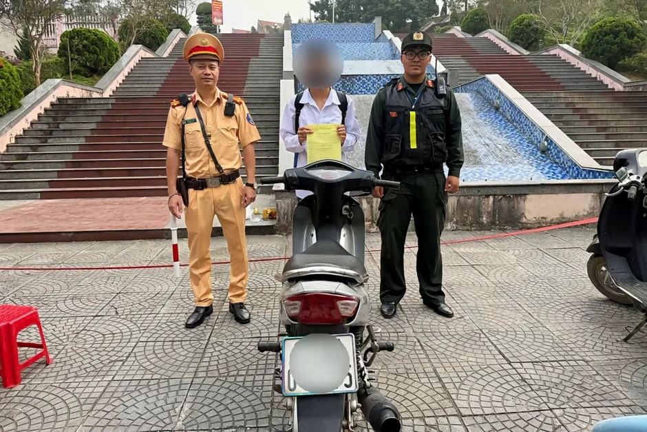 Nam sinh 16 tuổi chạy xe máy hơn 80km/h, quay đầu khi gặp CSGT Nam sinh 16 tuổi chạy xe máy hơn 80km/h, quay đầu khi gặp CSGT