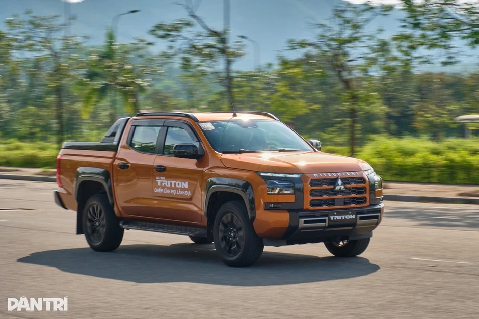 Tầm giá 900 triệu đồng, chọn Toyota Hilux hay Mitsubishi Triton? Tầm giá 900 triệu đồng, chọn Toyota Hilux hay Mitsubishi Triton?