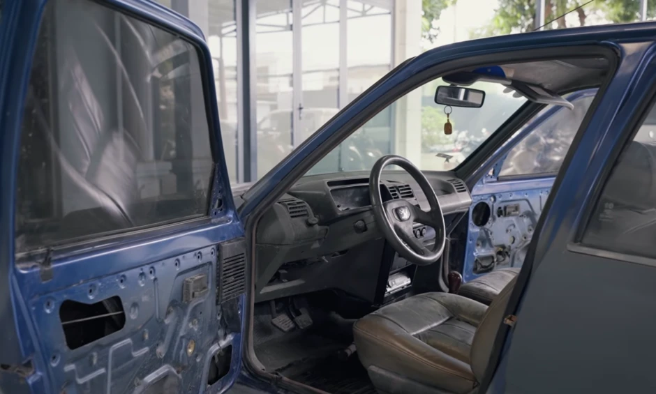 Thợ Việt hồi sinh Peugeot 205 hàng hiếm từ sắt rỉ thành long lanh: Mất một năm thực hiện, thay một loạt chi tiết từ ngoài vào trong Thợ Việt hồi sinh Peugeot 205 hàng hiếm từ sắt rỉ thành long lanh: Mất một năm thực hiện, thay một loạt chi tiết từ ngoài vào trong