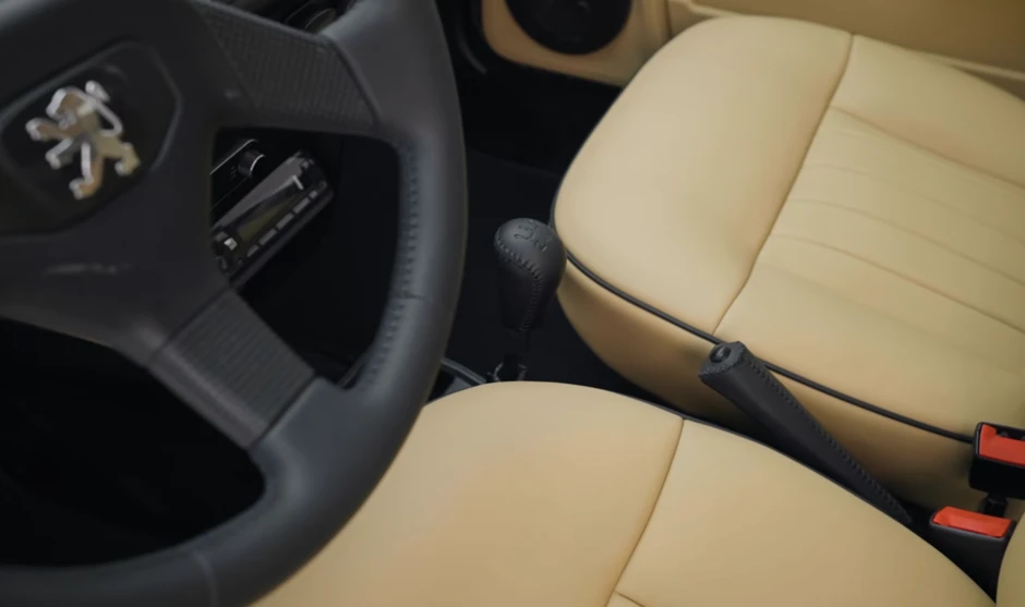 Thợ Việt hồi sinh Peugeot 205 hàng hiếm từ sắt rỉ thành long lanh: Mất một năm thực hiện, thay một loạt chi tiết từ ngoài vào trong Thợ Việt hồi sinh Peugeot 205 hàng hiếm từ sắt rỉ thành long lanh: Mất một năm thực hiện, thay một loạt chi tiết từ ngoài vào trong
