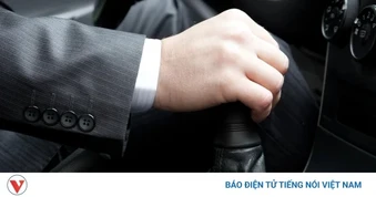 Thói quen nguy hại đặt tay lên cần số xe số sàn có ảnh hưởng gì tới hộp số ô tô?