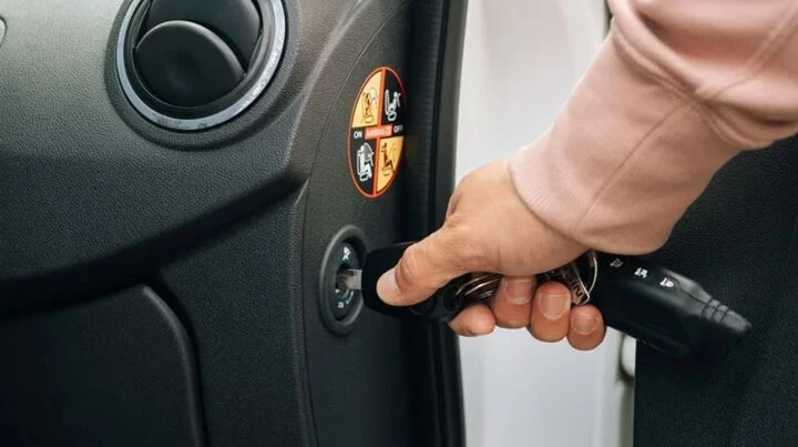 Vì sao ô tô có công tắc tắt túi khí ghế phụ?