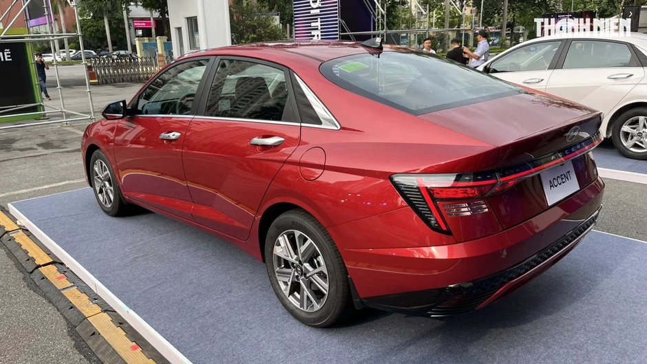 Vì sao xe sedan không có cần gạt mưa kính sau? Vì sao xe sedan không có cần gạt mưa kính sau?