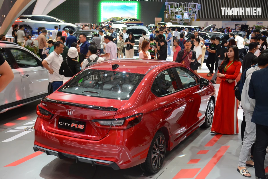 Vì sao xe sedan không có cần gạt mưa kính sau? Vì sao xe sedan không có cần gạt mưa kính sau?