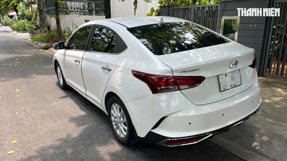Vì sao xe sedan không có cần gạt mưa kính sau? Vì sao xe sedan không có cần gạt mưa kính sau?