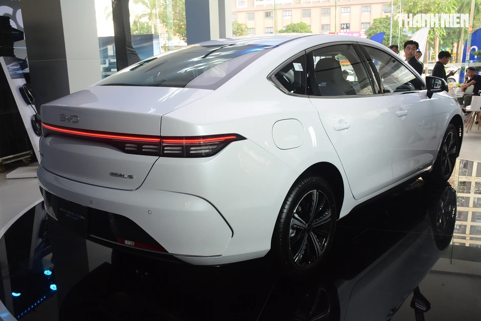 Vì sao xe sedan không có cần gạt mưa kính sau? Vì sao xe sedan không có cần gạt mưa kính sau?