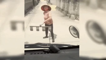 Video: Người phụ nữ phơi lúa lấn đường, cầm cào chặn xe tải, tấn công tài xế