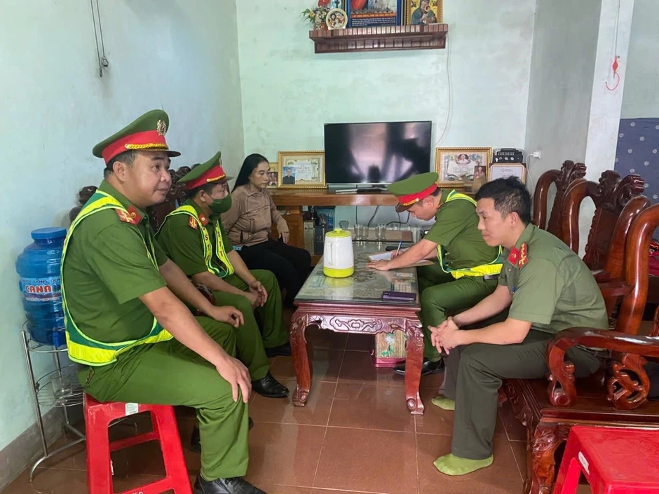 Video: Người phụ nữ phơi lúa lấn đường, cầm cào chặn xe tải, tấn công tài xế Video: Người phụ nữ phơi lúa lấn đường, cầm cào chặn xe tải, tấn công tài xế