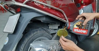 Xe máy đi quãng đường ngắn mỗi ngày có cần thay dầu nhớt định kỳ không?