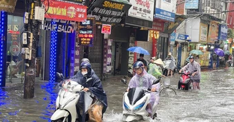Xe máy 'tắc thở' khi đi vào đường ngập nước, làm gì để tránh tiền mất tật mang?