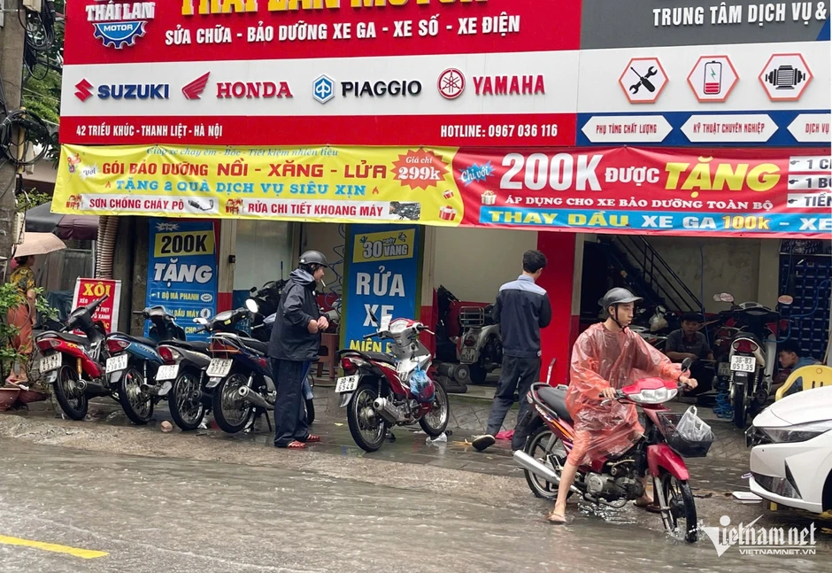 Xe máy 'tắc thở' khi đi vào đường ngập nước, làm gì để tránh tiền mất tật mang? Xe máy 'tắc thở' khi đi vào đường ngập nước, làm gì để tránh tiền mất tật mang?