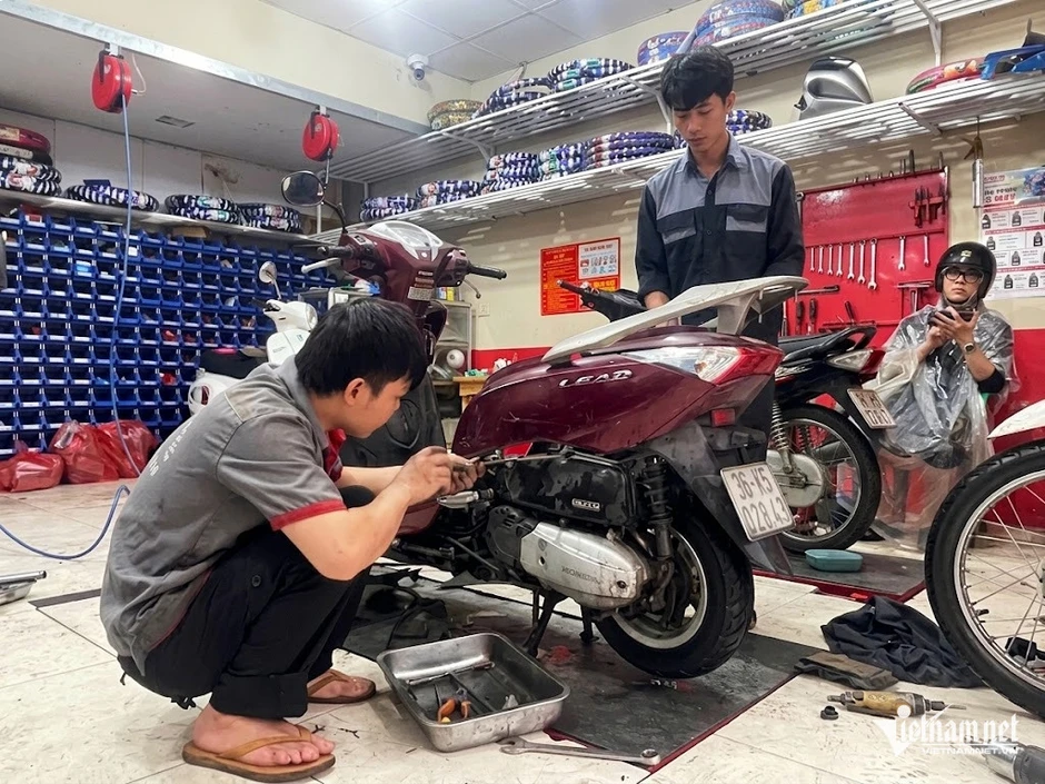 Xe máy 'tắc thở' khi đi vào đường ngập nước, làm gì để tránh tiền mất tật mang? Xe máy 'tắc thở' khi đi vào đường ngập nước, làm gì để tránh tiền mất tật mang?