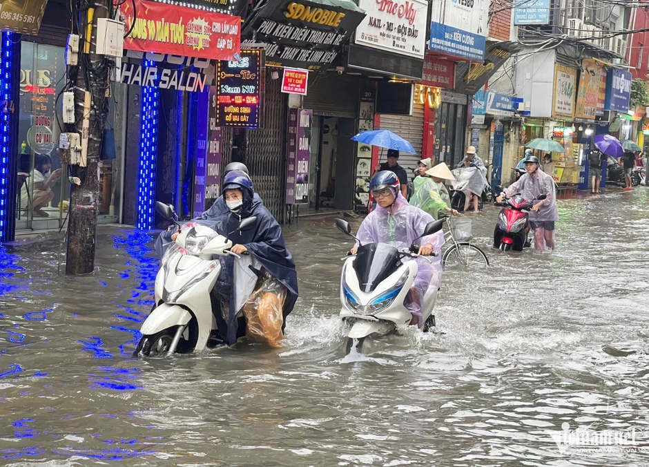 Xe máy 'tắc thở' khi đi vào đường ngập nước, làm gì để tránh tiền mất tật mang? Xe máy 'tắc thở' khi đi vào đường ngập nước, làm gì để tránh tiền mất tật mang?