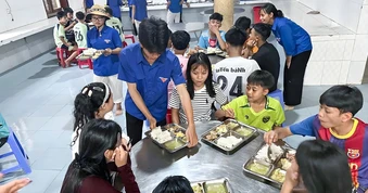 ‘Bữa cơm thanh niên’ tiếp sức sĩ tử vùng núi Đà Nẵng