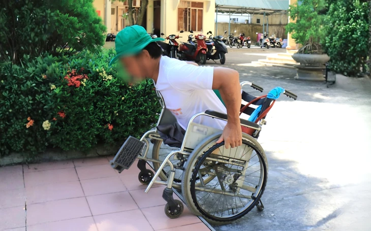 1 tấc thềm thôi cũng là 'bức tường', xây công trình sao nỡ quên người khuyết tật