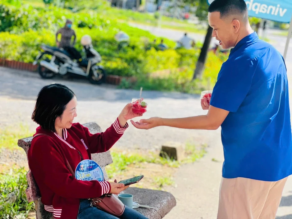10 năm đứng cổng trường thi, cô gái này làm điều khiến sĩ tử không thể quên 10 năm đứng cổng trường thi, cô gái này làm điều khiến sĩ tử không thể quên