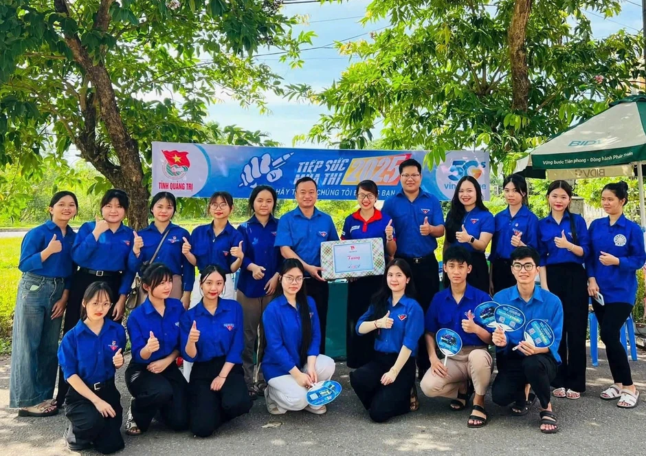10 năm đứng cổng trường thi, cô gái này làm điều khiến sĩ tử không thể quên 10 năm đứng cổng trường thi, cô gái này làm điều khiến sĩ tử không thể quên