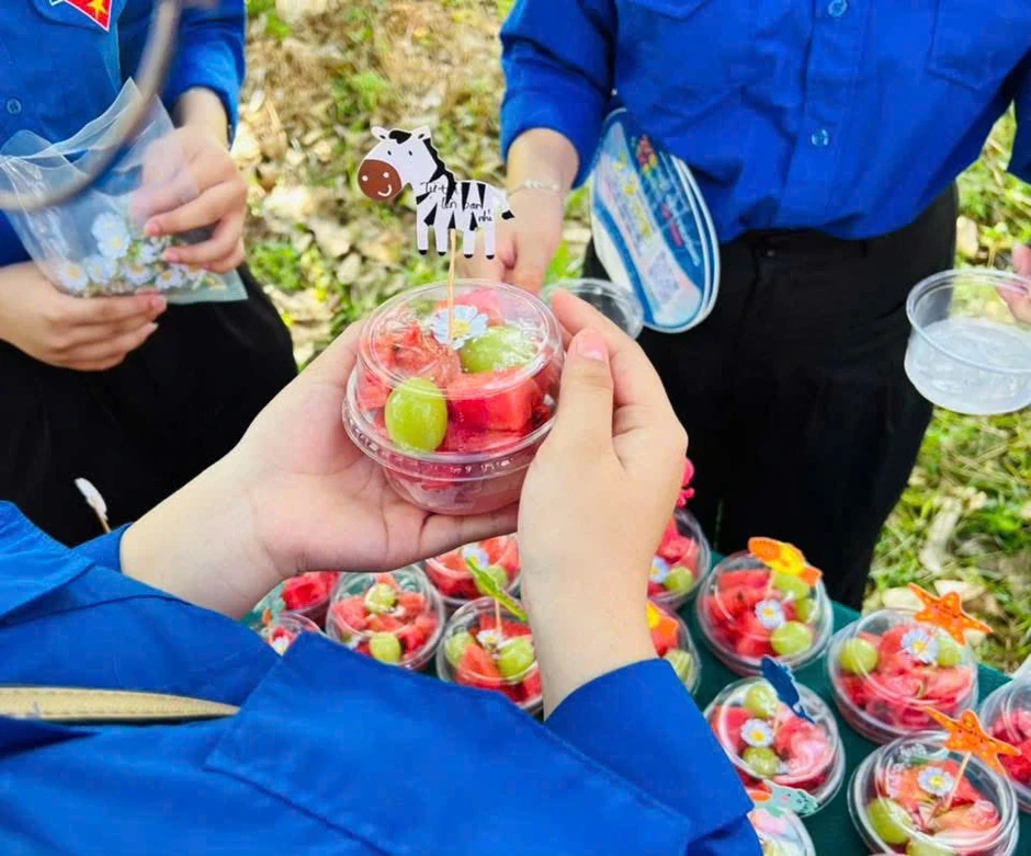 10 năm đứng cổng trường thi, cô gái này làm điều khiến sĩ tử không thể quên 10 năm đứng cổng trường thi, cô gái này làm điều khiến sĩ tử không thể quên