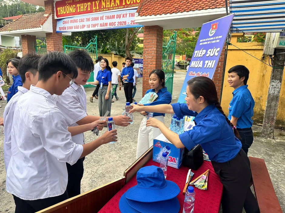 100 đội hình thanh niên tình nguyện tiếp sức sĩ tử 100 đội hình thanh niên tình nguyện tiếp sức sĩ tử