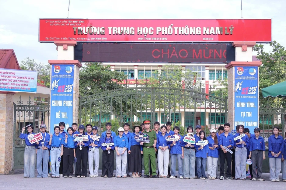 100 đội hình thanh niên tình nguyện tiếp sức sĩ tử 100 đội hình thanh niên tình nguyện tiếp sức sĩ tử
