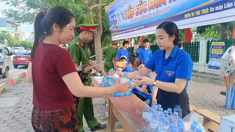 100 đội hình thanh niên tình nguyện tiếp sức sĩ tử 100 đội hình thanh niên tình nguyện tiếp sức sĩ tử
