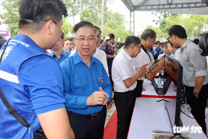 100% phường, xã, đặc khu TP.HCM có đội hình 'Mùa hè số' hỗ trợ người dân 100% phường, xã, đặc khu TP.HCM có đội hình 'Mùa hè số' hỗ trợ người dân