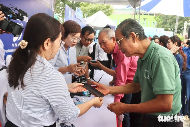 100% phường, xã, đặc khu TP.HCM có đội hình 'Mùa hè số' hỗ trợ người dân 100% phường, xã, đặc khu TP.HCM có đội hình 'Mùa hè số' hỗ trợ người dân