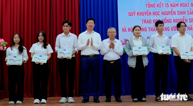 15 năm Quỹ khuyến học Nguyễn Sinh Sắc đã trao hơn 45.000 suất học bổng 15 năm Quỹ khuyến học Nguyễn Sinh Sắc đã trao hơn 45.000 suất học bổng