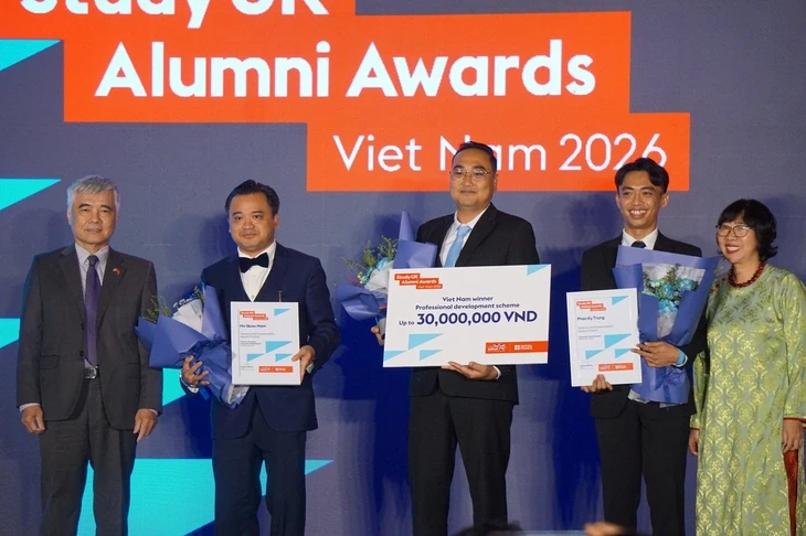 4 nhà khoa học, lãnh đạo, nghệ sĩ Việt được Hội đồng Anh trao giải 4 nhà khoa học, lãnh đạo, nghệ sĩ Việt được Hội đồng Anh trao giải