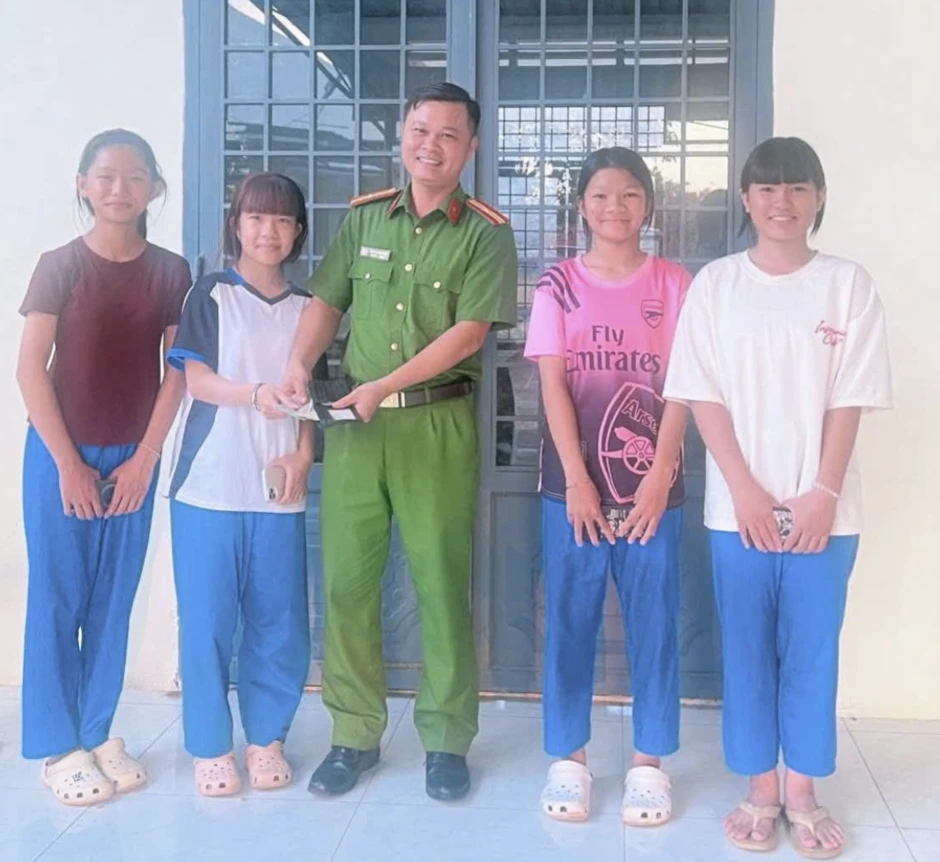 4 nữ sinh THCS ở Đồng Nai trả lại tiền cho người đánh rơi 4 nữ sinh THCS ở Đồng Nai trả lại tiền cho người đánh rơi