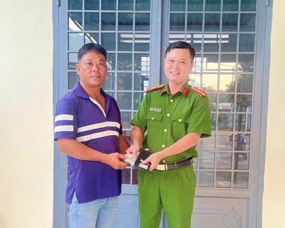 4 nữ sinh THCS ở Đồng Nai trả lại tiền cho người đánh rơi 4 nữ sinh THCS ở Đồng Nai trả lại tiền cho người đánh rơi