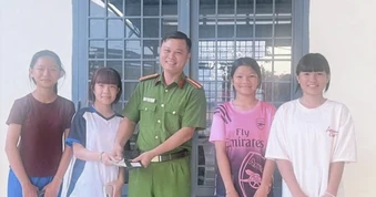 4 nữ sinh THCS ở Đồng Nai trả lại tiền cho người đánh rơi
