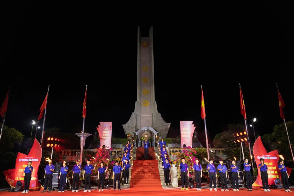 45 cơ sở Đoàn tại Huế đồng loạt thắp sáng đuốc truyền thống, tri ân 45 cơ sở Đoàn tại Huế đồng loạt thắp sáng đuốc truyền thống, tri ân