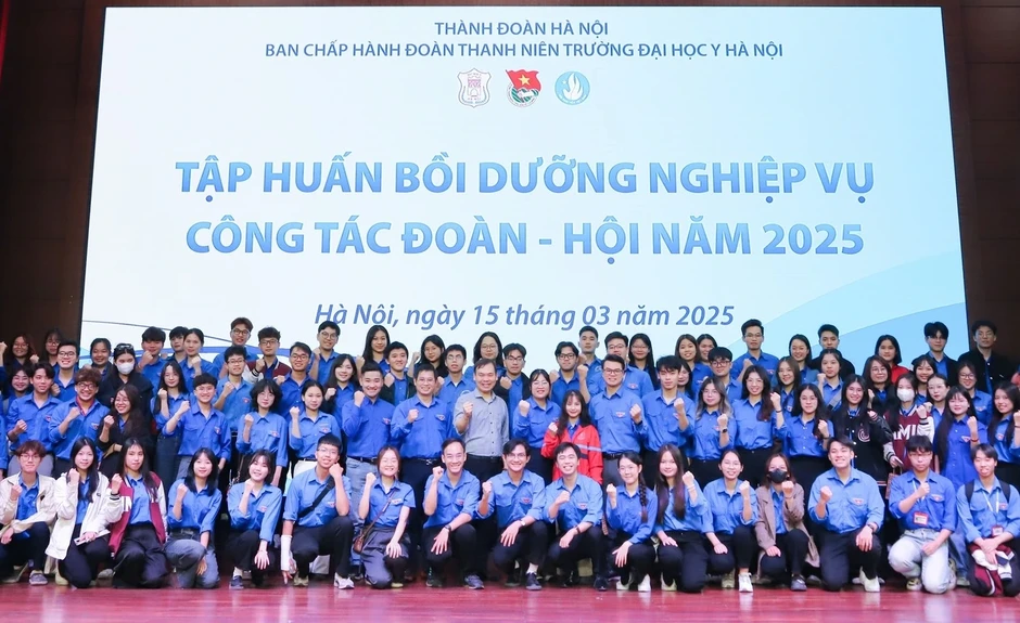 70 năm phụng sự Tổ quốc của những 'chiến sĩ áo trắng' 70 năm phụng sự Tổ quốc của những 'chiến sĩ áo trắng'