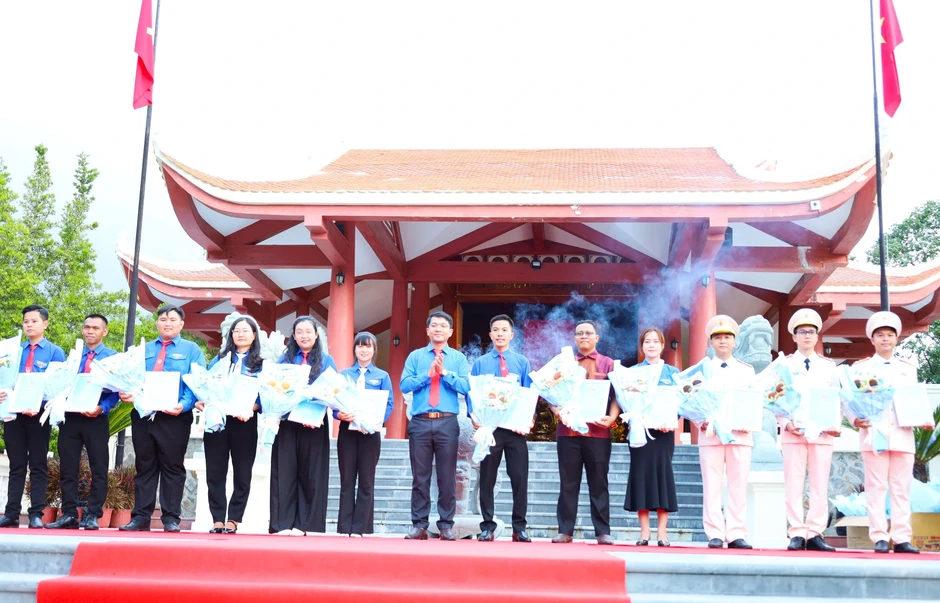 88 gương của Cà Mau được tuyên dương 'Thanh niên tiên tiến làm theo lời Bác' 88 gương của Cà Mau được tuyên dương 'Thanh niên tiên tiến làm theo lời Bác'