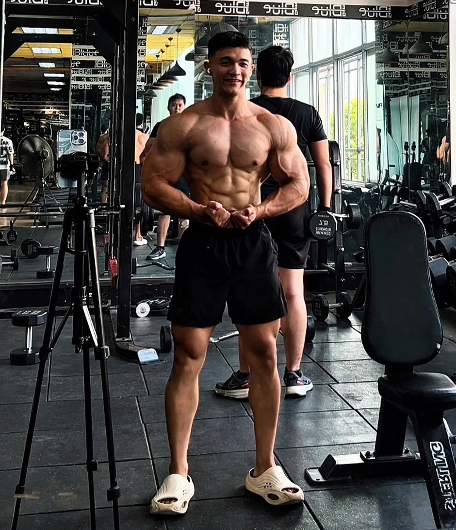 Ai cũng muốn gầy đi, riêng chàng trai 22 tuổi quyết tăng 40kg Ai cũng muốn gầy đi, riêng chàng trai 22 tuổi quyết tăng 40kg