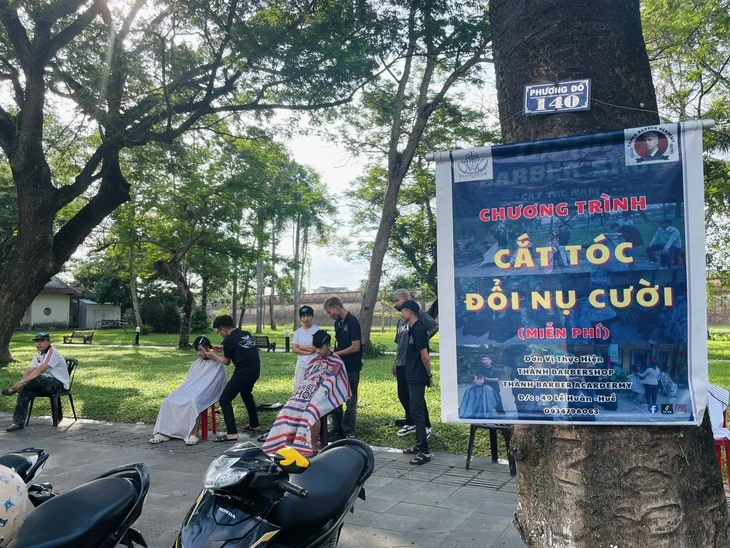 Ấm lòng tiệm tóc 'đổi nụ cười' nơi vỉa hè cố đô Huế Ấm lòng tiệm tóc 'đổi nụ cười' nơi vỉa hè cố đô Huế