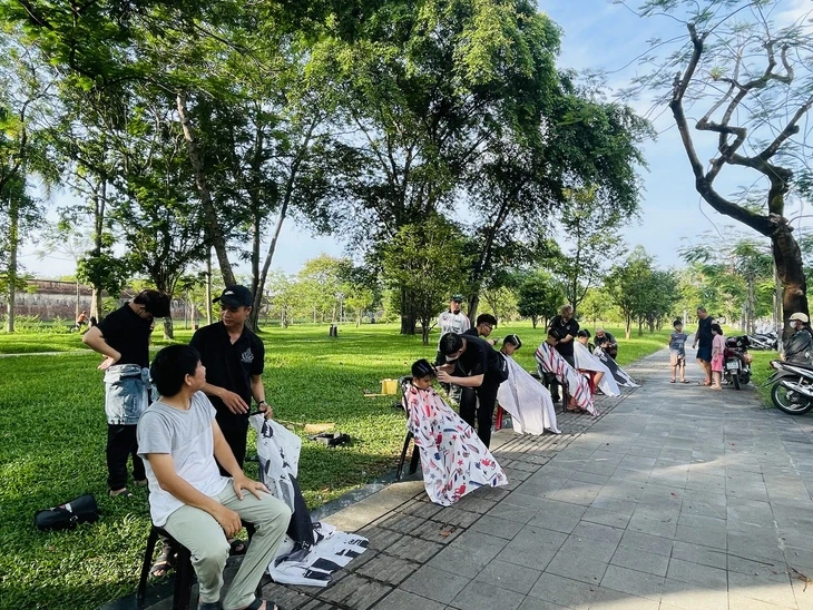 Ấm lòng tiệm tóc 'đổi nụ cười' nơi vỉa hè cố đô Huế Ấm lòng tiệm tóc 'đổi nụ cười' nơi vỉa hè cố đô Huế
