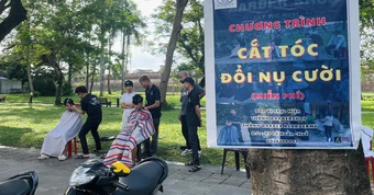 Ấm lòng tiệm tóc 'đổi nụ cười' nơi vỉa hè cố đô Huế