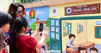 Ấn tượng tranh tường số, quét mã QR xem video AI
