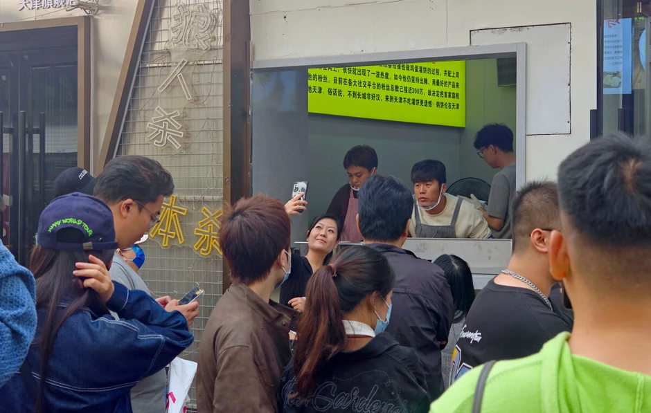 Anh bán bánh đẹp trai khiến khách xếp hàng 50m chờ mua, giờ ra sao? Anh bán bánh đẹp trai khiến khách xếp hàng 50m chờ mua, giờ ra sao?