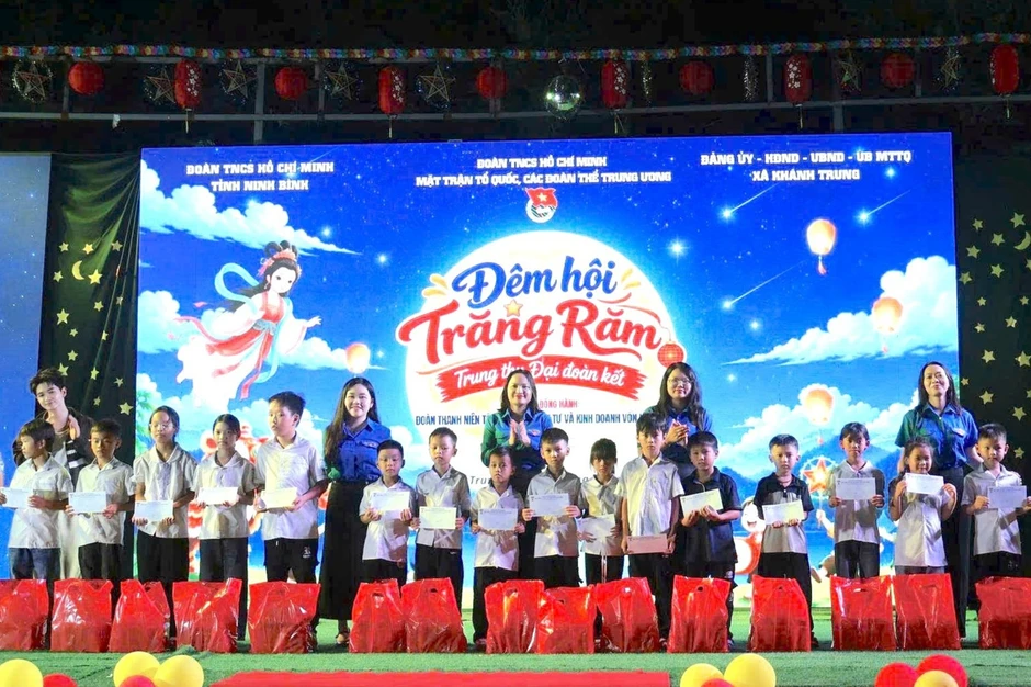 Anh tài, em xinh khuấy động Trung thu Đại đoàn kết Anh tài, em xinh khuấy động Trung thu Đại đoàn kết